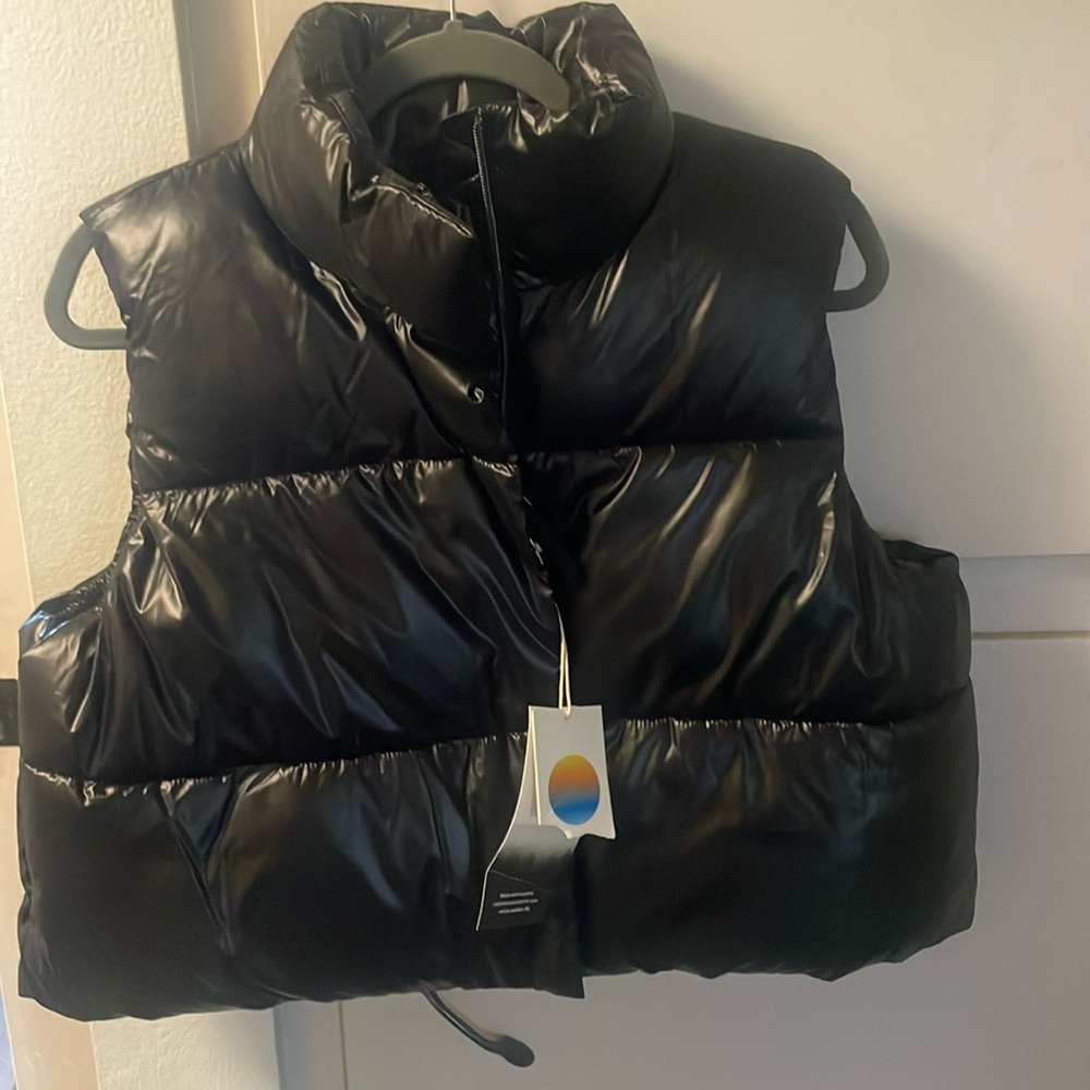 Vuori Black Hudson insulated crop vest